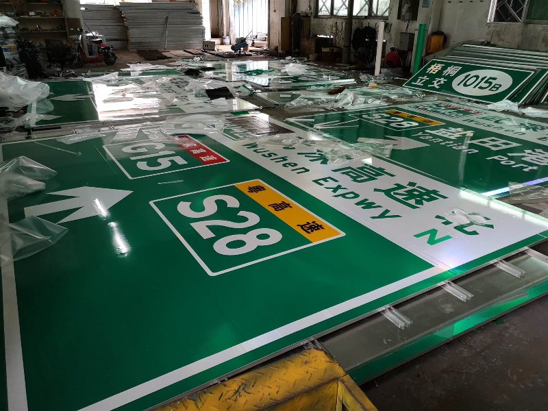 城市道路的守护者：道路标志牌