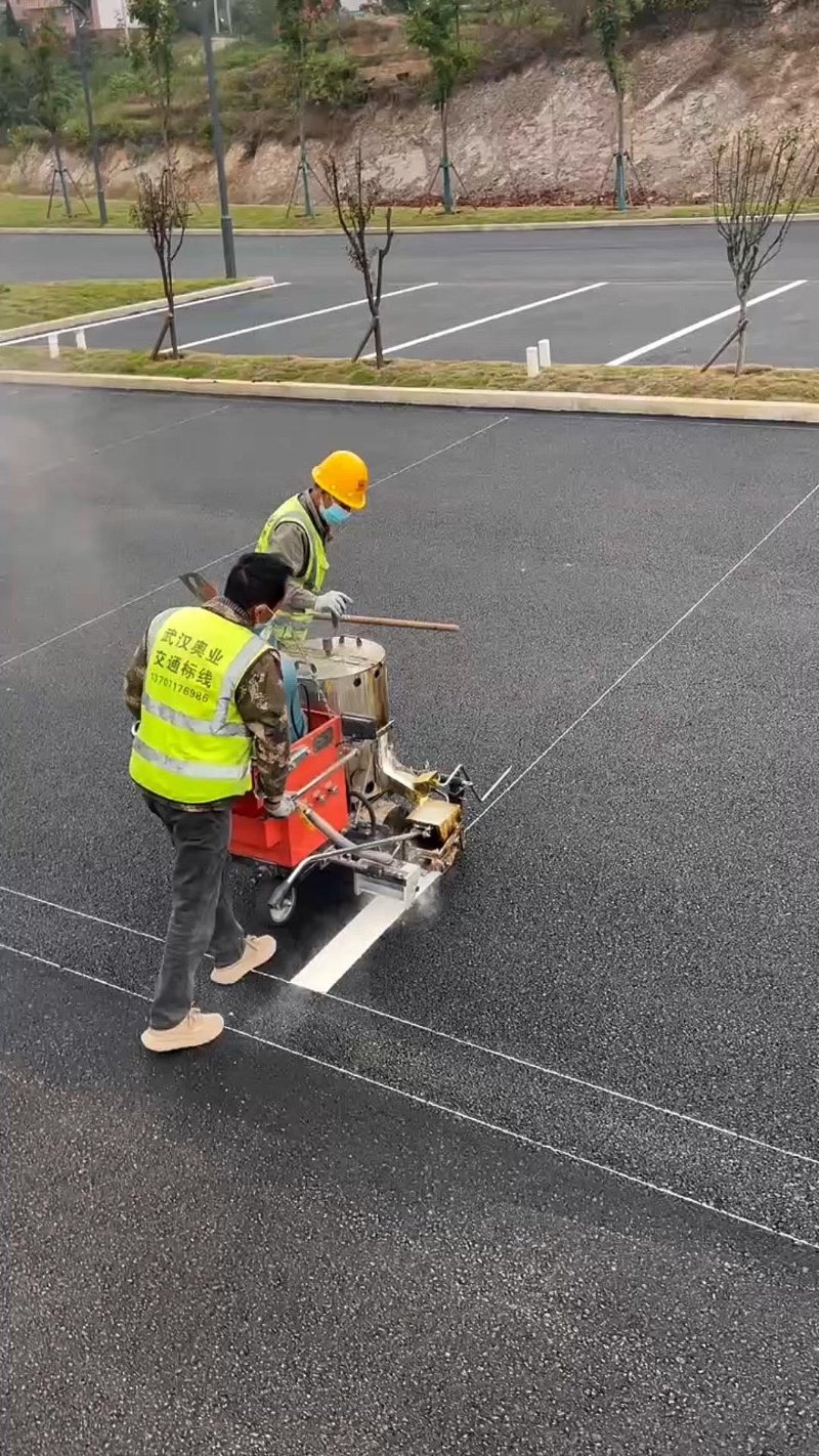 热熔标线施工：城市的脉搏与安全的守护